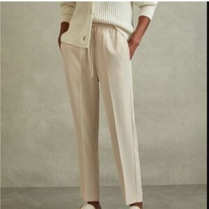 REISS / NWT Hailey petite  pull on tapered trousers in cream UK 4 US 0